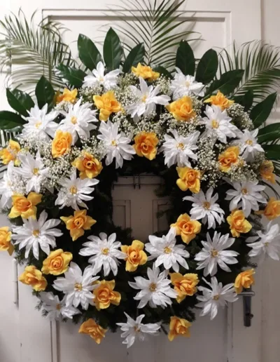 věnec velký umělé jiřiny a růže mix